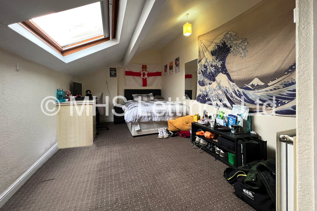 Photo of 9 Bedroom Mid Terraced House in 14 Ash Grove, Leeds, LS6 1AY