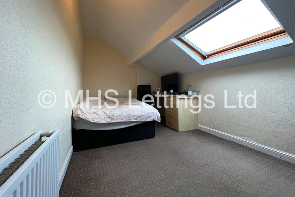 Photo of 9 Bedroom Mid Terraced House in 14 Ash Grove, Leeds, LS6 1AY