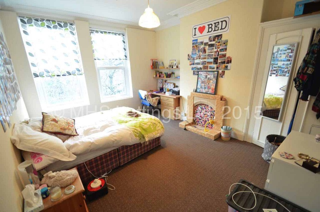 Photo of 8 Bedroom Mid Terraced House in 10 Ash Grove, Leeds, LS6 1AY