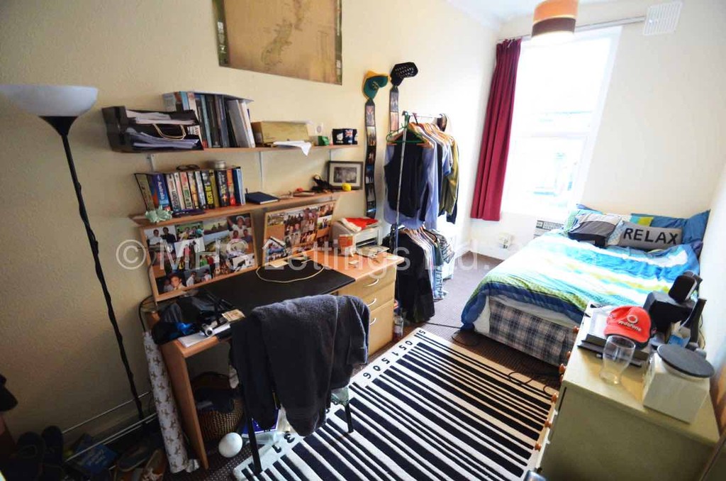 Photo of 8 Bedroom Mid Terraced House in 10 Ash Grove, Leeds, LS6 1AY