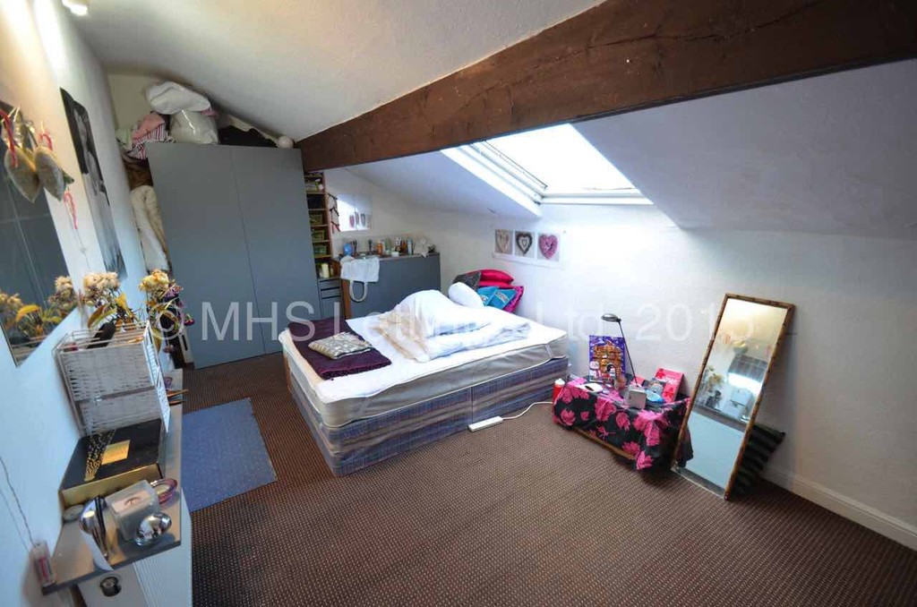 Photo of 8 Bedroom Mid Terraced House in 10 Ash Grove, Leeds, LS6 1AY