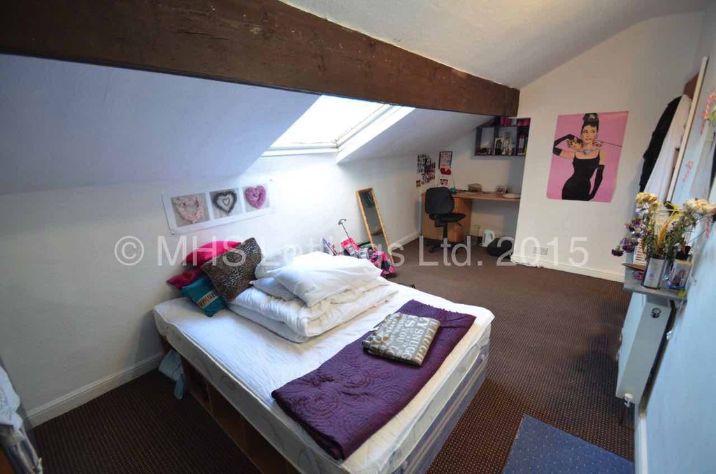 Photo of 8 Bedroom Mid Terraced House in 10 Ash Grove, Leeds, LS6 1AY