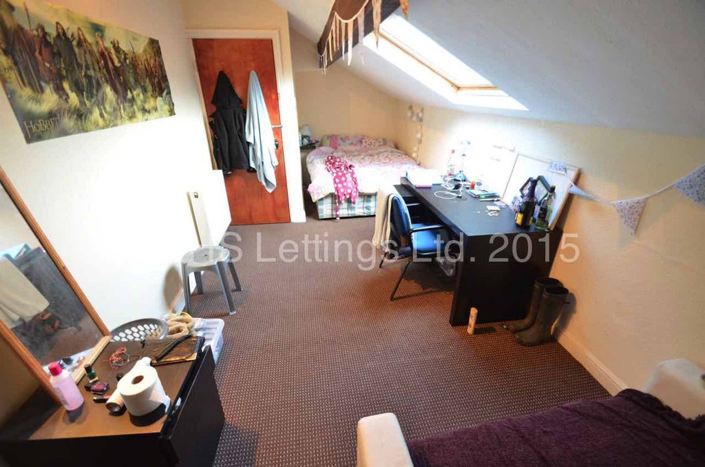 Photo of 8 Bedroom Mid Terraced House in 10 Ash Grove, Leeds, LS6 1AY