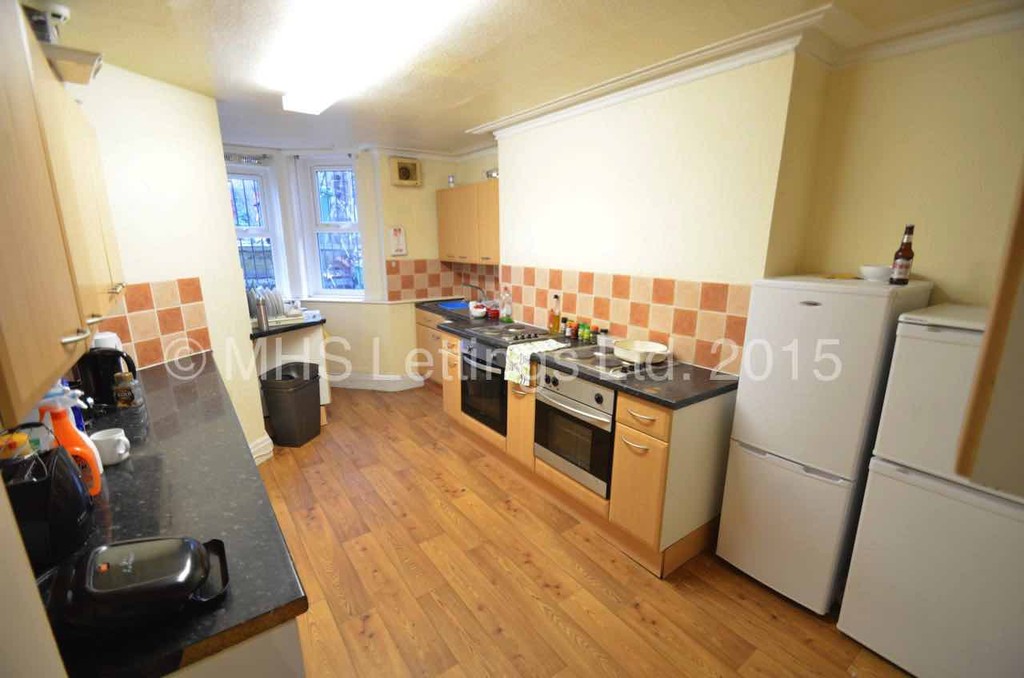 Photo of 8 Bedroom Mid Terraced House in 10 Ash Grove, Leeds, LS6 1AY