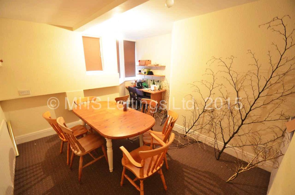 Photo of 8 Bedroom Mid Terraced House in 10 Ash Grove, Leeds, LS6 1AY