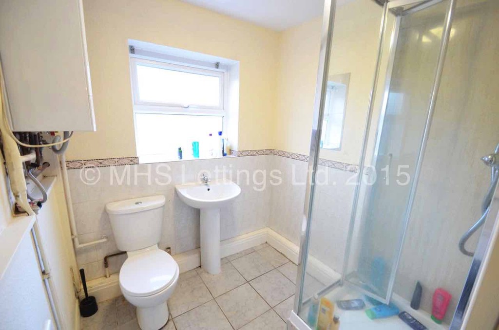 Photo of 8 Bedroom Mid Terraced House in 10 Ash Grove, Leeds, LS6 1AY
