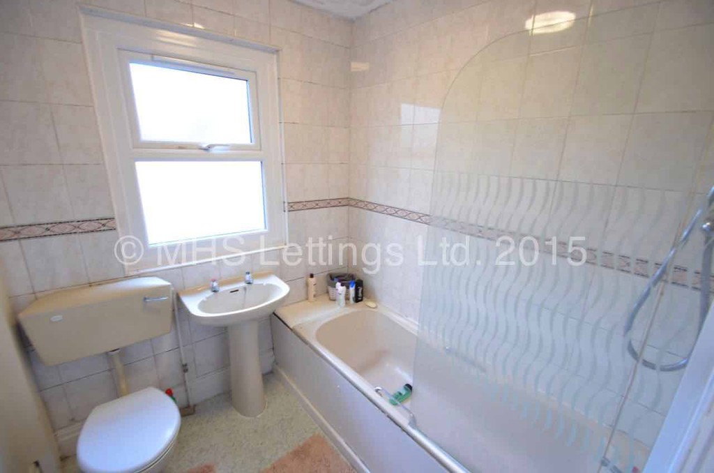 Photo of 8 Bedroom Mid Terraced House in 10 Ash Grove, Leeds, LS6 1AY