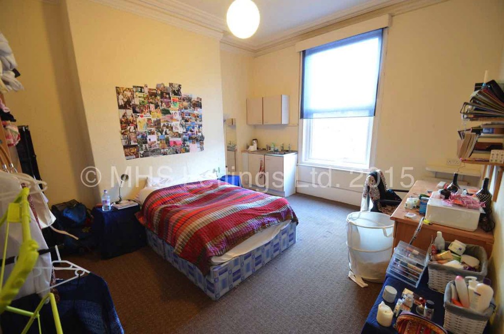 Photo of 8 Bedroom Mid Terraced House in 10 Ash Grove, Leeds, LS6 1AY