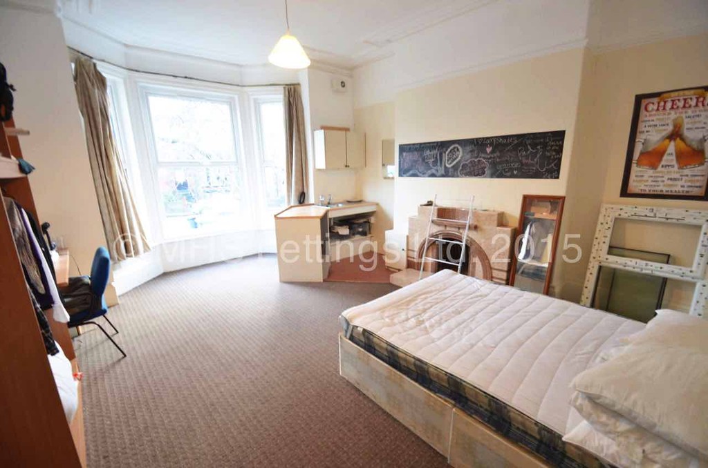 Photo of 8 Bedroom Mid Terraced House in 10 Ash Grove, Leeds, LS6 1AY