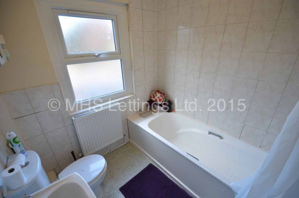 Photo of 8 Bedroom Mid Terraced House in 10 Ash Grove, Leeds, LS6 1AY