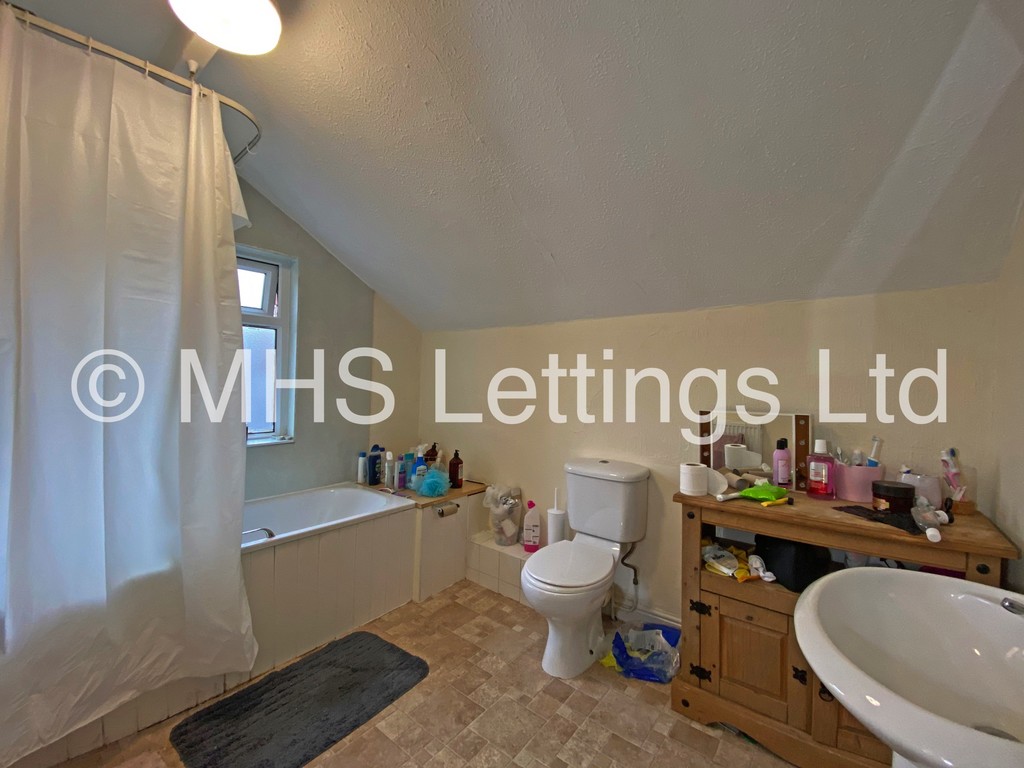 Photo of 7 Bedroom End Terraced House in 1 Richmond Mount, Leeds, LS6 1DG