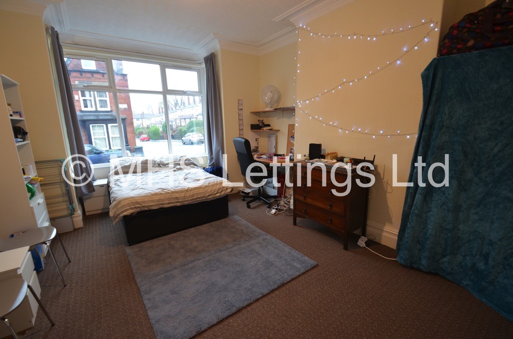 Photo of 7 Bedroom End Terraced House in 1 Richmond Mount, Leeds, LS6 1DG