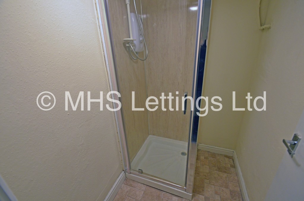 Photo of 7 Bedroom End Terraced House in 1 Richmond Mount, Leeds, LS6 1DG