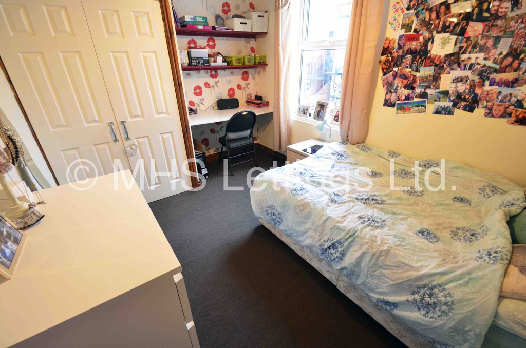 Photo of 6 Bedroom Mid Terraced House in 42 Brudenell Mount, Leeds, LS6 1HS