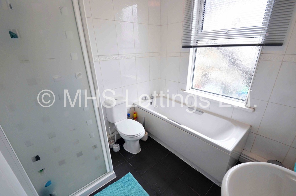Photo of 6 Bedroom Mid Terraced House in 42 Brudenell Mount, Leeds, LS6 1HS