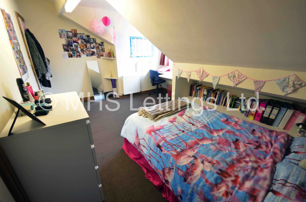 Photo of 6 Bedroom Mid Terraced House in 42 Brudenell Mount, Leeds, LS6 1HS