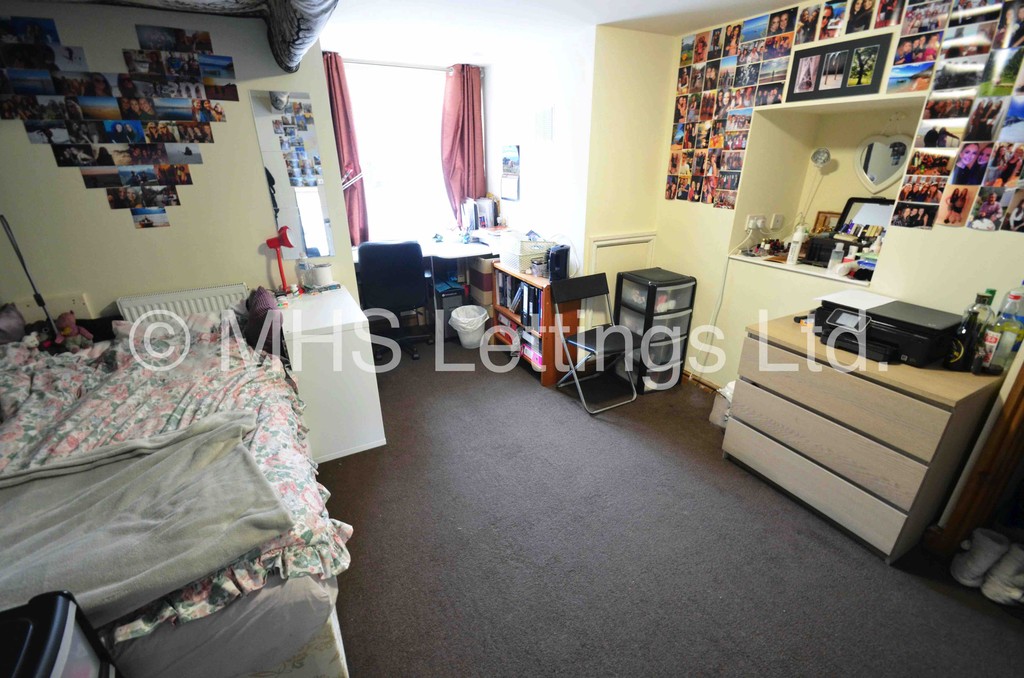 Photo of 6 Bedroom Mid Terraced House in 42 Brudenell Mount, Leeds, LS6 1HS