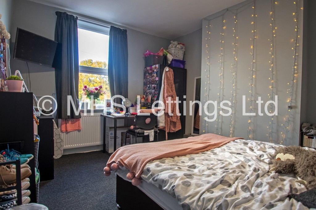 Photo of 8 Bedroom End Terraced House in 1 Newport Gardens, Leeds, LS6 3DA