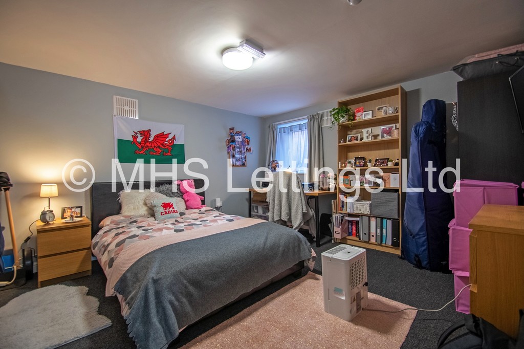 Photo of 8 Bedroom End Terraced House in 1 Newport Gardens, Leeds, LS6 3DA