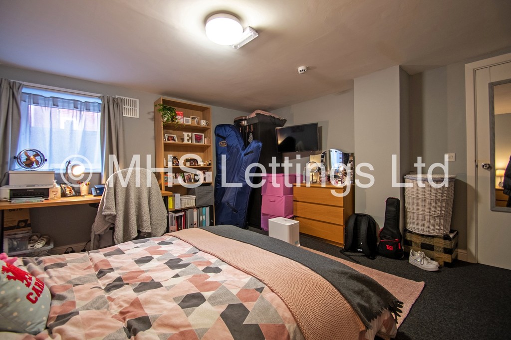 Photo of 8 Bedroom End Terraced House in 1 Newport Gardens, Leeds, LS6 3DA