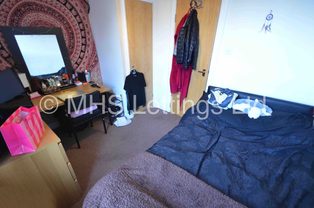 Photo of 4 Bedroom Mid Terraced House in 10 Mayville Place, Leeds, LS6 1NE