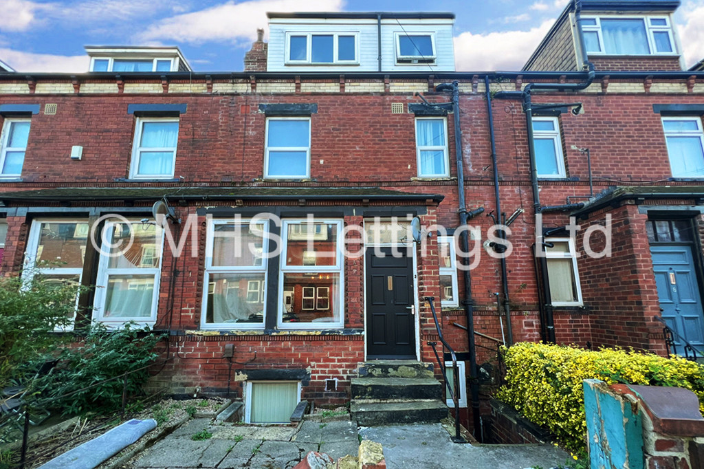 Photo of 4 Bedroom Mid Terraced House in 10 Mayville Place, Leeds, LS6 1NE