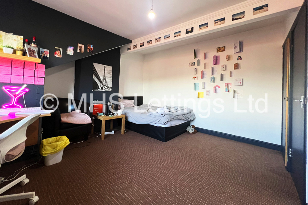 Photo of 4 Bedroom Mid Terraced House in 10 Mayville Place, Leeds, LS6 1NE