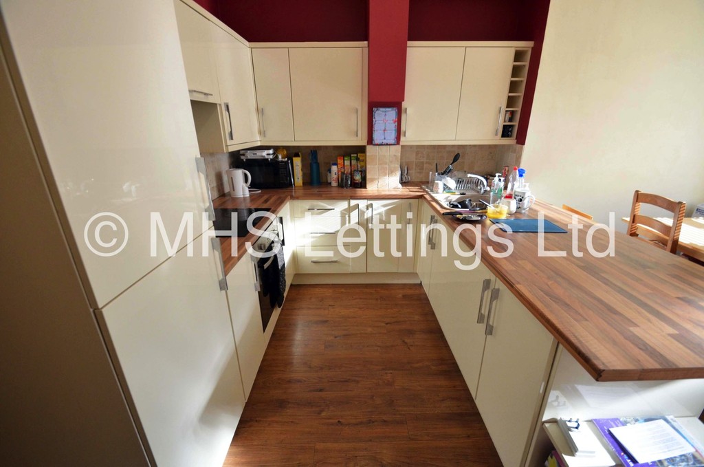 Photo of 4 Bedroom Mid Terraced House in 6 Mayville Terrace, Leeds, LS6 1NB
