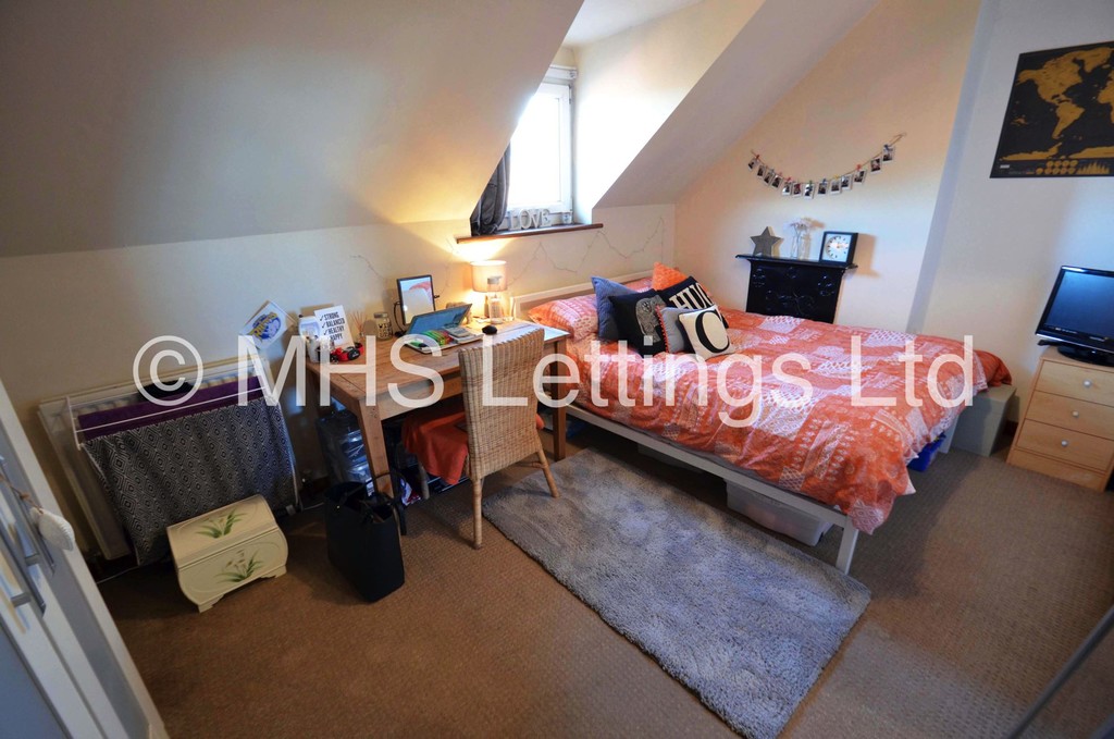 Photo of 4 Bedroom Mid Terraced House in 6 Mayville Terrace, Leeds, LS6 1NB