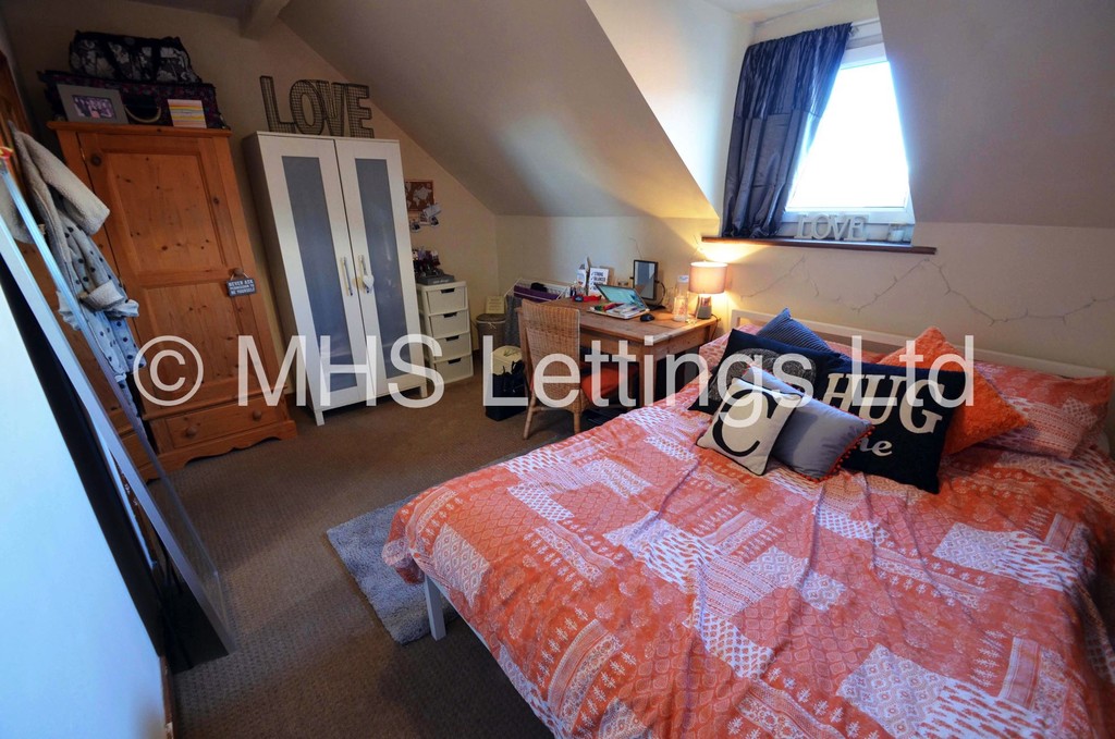 Photo of 4 Bedroom Mid Terraced House in 6 Mayville Terrace, Leeds, LS6 1NB