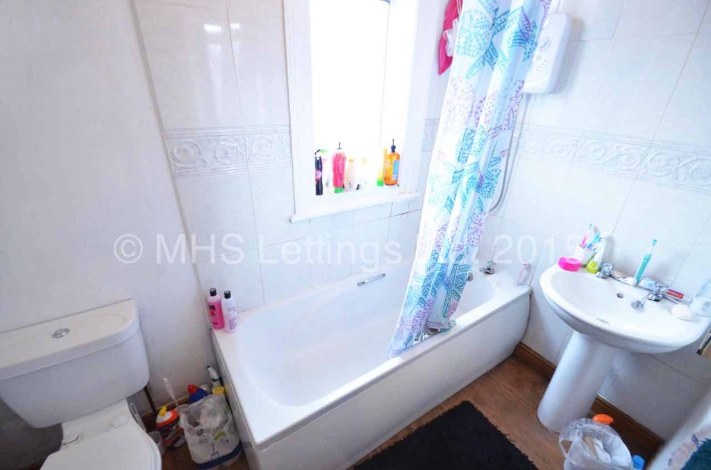 Photo of 4 Bedroom Mid Terraced House in 6 Mayville Terrace, Leeds, LS6 1NB