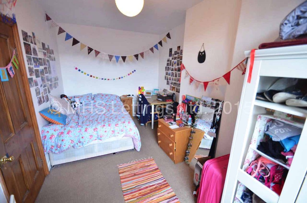 Photo of 4 Bedroom Mid Terraced House in 6 Mayville Terrace, Leeds, LS6 1NB