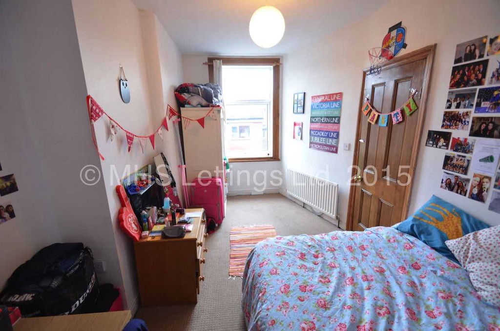 Photo of 4 Bedroom Mid Terraced House in 6 Mayville Terrace, Leeds, LS6 1NB