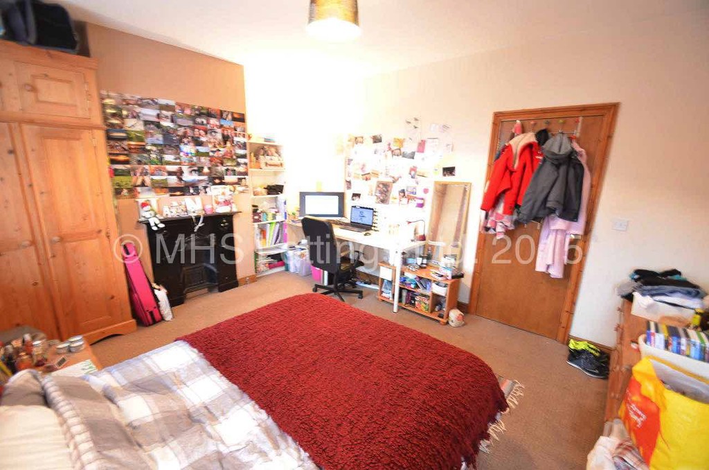 Photo of 4 Bedroom Mid Terraced House in 6 Mayville Terrace, Leeds, LS6 1NB