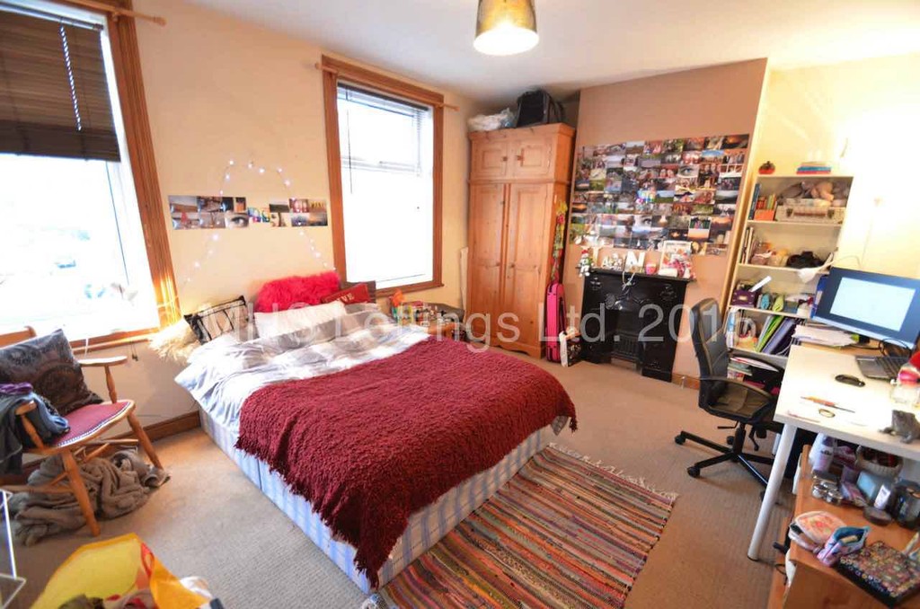 Photo of 4 Bedroom Mid Terraced House in 6 Mayville Terrace, Leeds, LS6 1NB