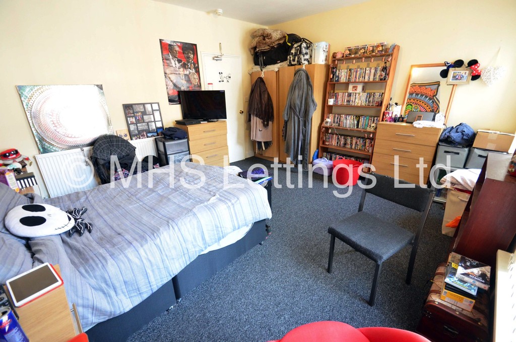 Photo of 5 Bedroom Mid Terraced House in 23 Hessle Mount, Leeds, LS6 1EP