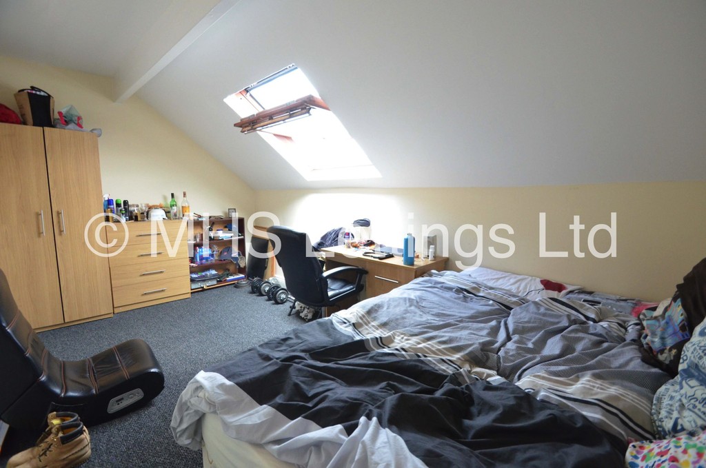 Photo of 5 Bedroom Mid Terraced House in 23 Hessle Mount, Leeds, LS6 1EP