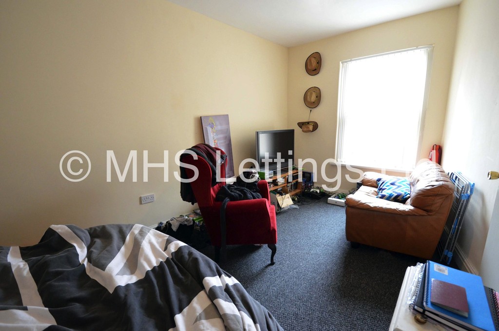 Photo of 5 Bedroom Mid Terraced House in 23 Hessle Mount, Leeds, LS6 1EP