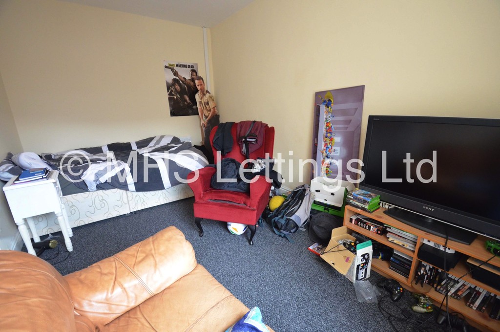 Photo of 5 Bedroom Mid Terraced House in 23 Hessle Mount, Leeds, LS6 1EP