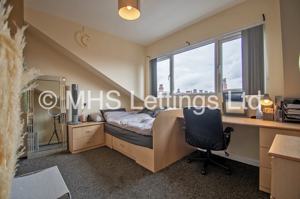 Photo of 4 Bedroom Mid Terraced House in 27 Mayville Place, Leeds, LS6 1NE