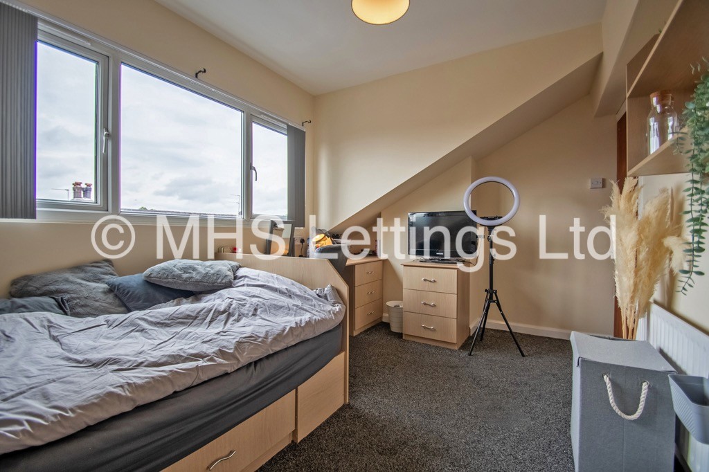 Photo of 4 Bedroom Mid Terraced House in 27 Mayville Place, Leeds, LS6 1NE