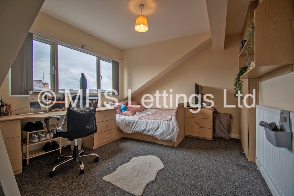 Photo of 4 Bedroom Mid Terraced House in 27 Mayville Place, Leeds, LS6 1NE