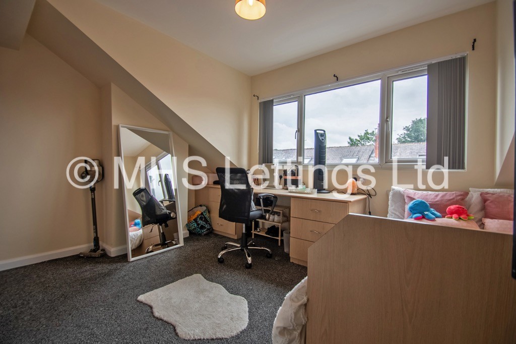 Photo of 4 Bedroom Mid Terraced House in 27 Mayville Place, Leeds, LS6 1NE