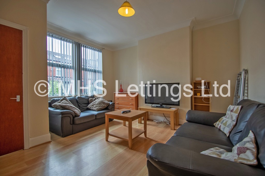 Photo of 4 Bedroom Mid Terraced House in 27 Mayville Place, Leeds, LS6 1NE