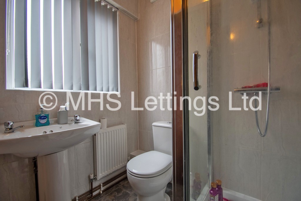 Photo of 4 Bedroom Mid Terraced House in 27 Mayville Place, Leeds, LS6 1NE