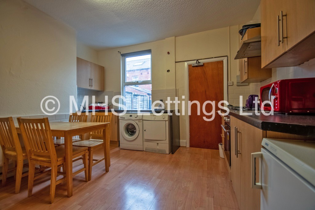 Photo of 4 Bedroom Mid Terraced House in 27 Mayville Place, Leeds, LS6 1NE