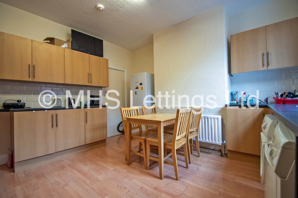 Photo of 4 Bedroom Mid Terraced House in 27 Mayville Place, Leeds, LS6 1NE