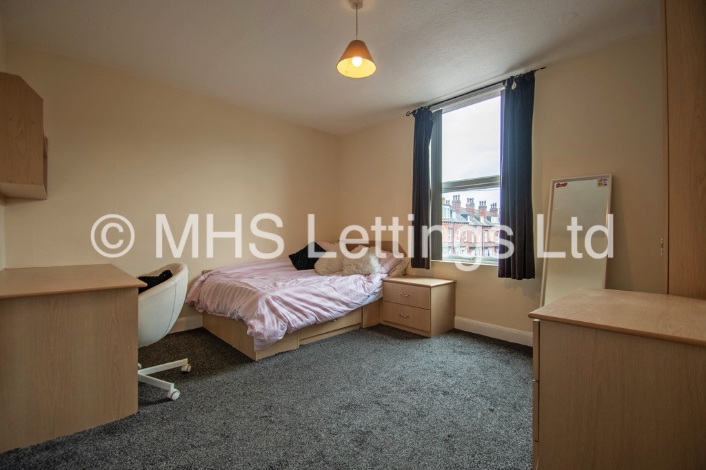 Photo of 4 Bedroom Mid Terraced House in 27 Mayville Place, Leeds, LS6 1NE