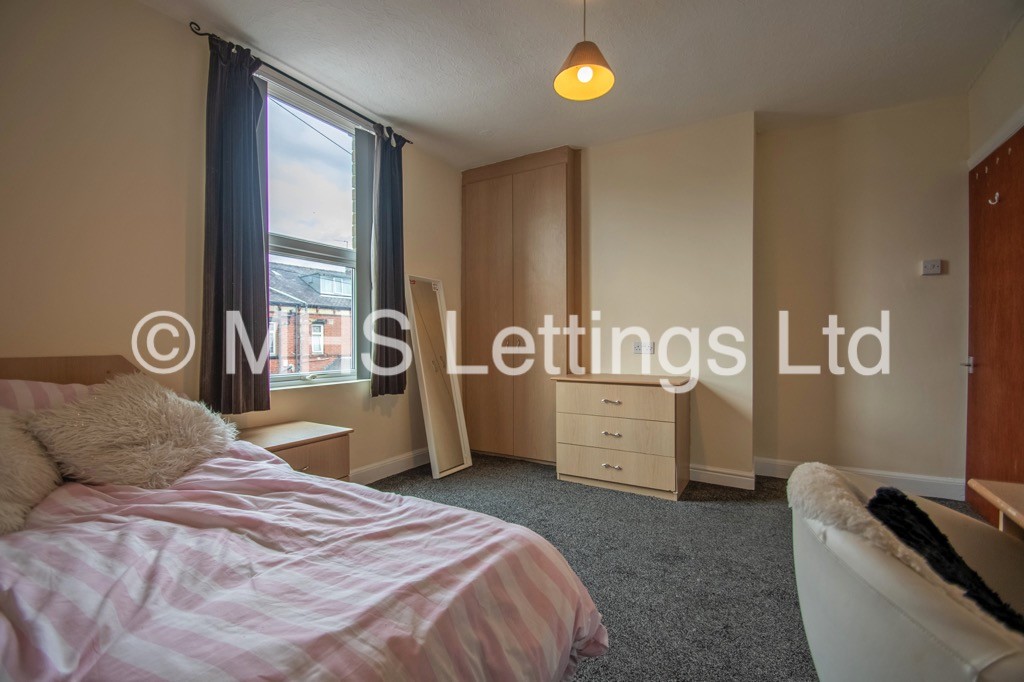 Photo of 4 Bedroom Mid Terraced House in 27 Mayville Place, Leeds, LS6 1NE