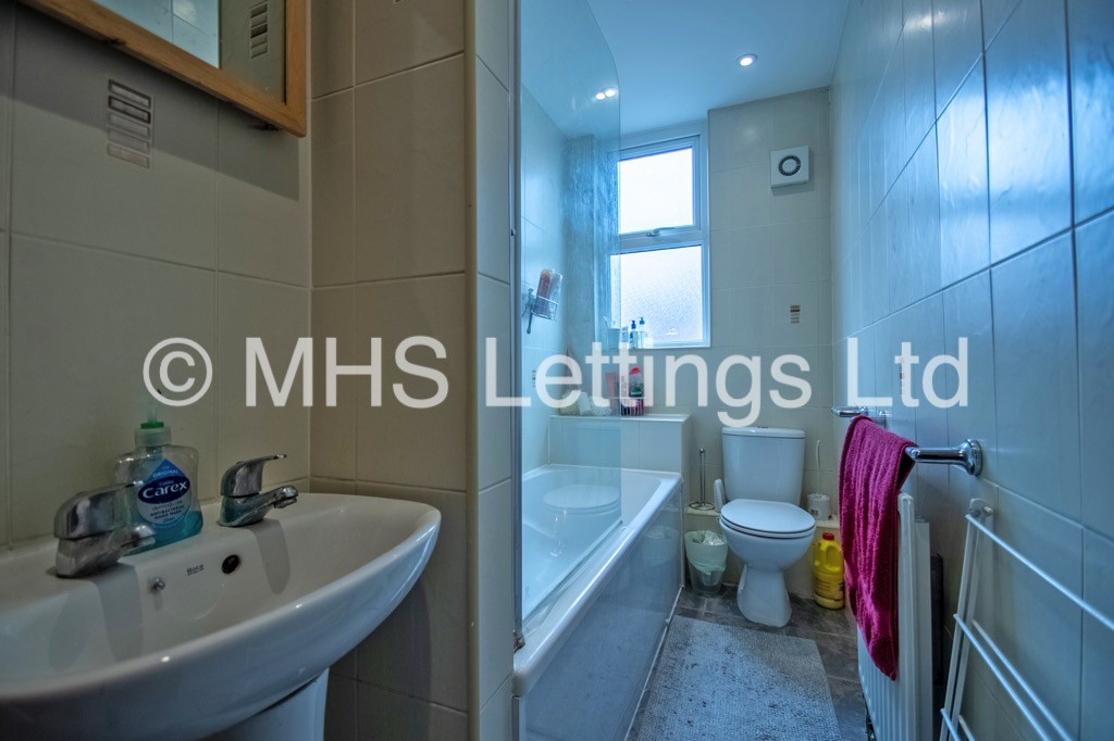 Photo of 4 Bedroom Mid Terraced House in 27 Mayville Place, Leeds, LS6 1NE
